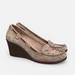 BC Footwear Moccasin Style Wedge Loafer with Floral Embroidery in Tan Size 8